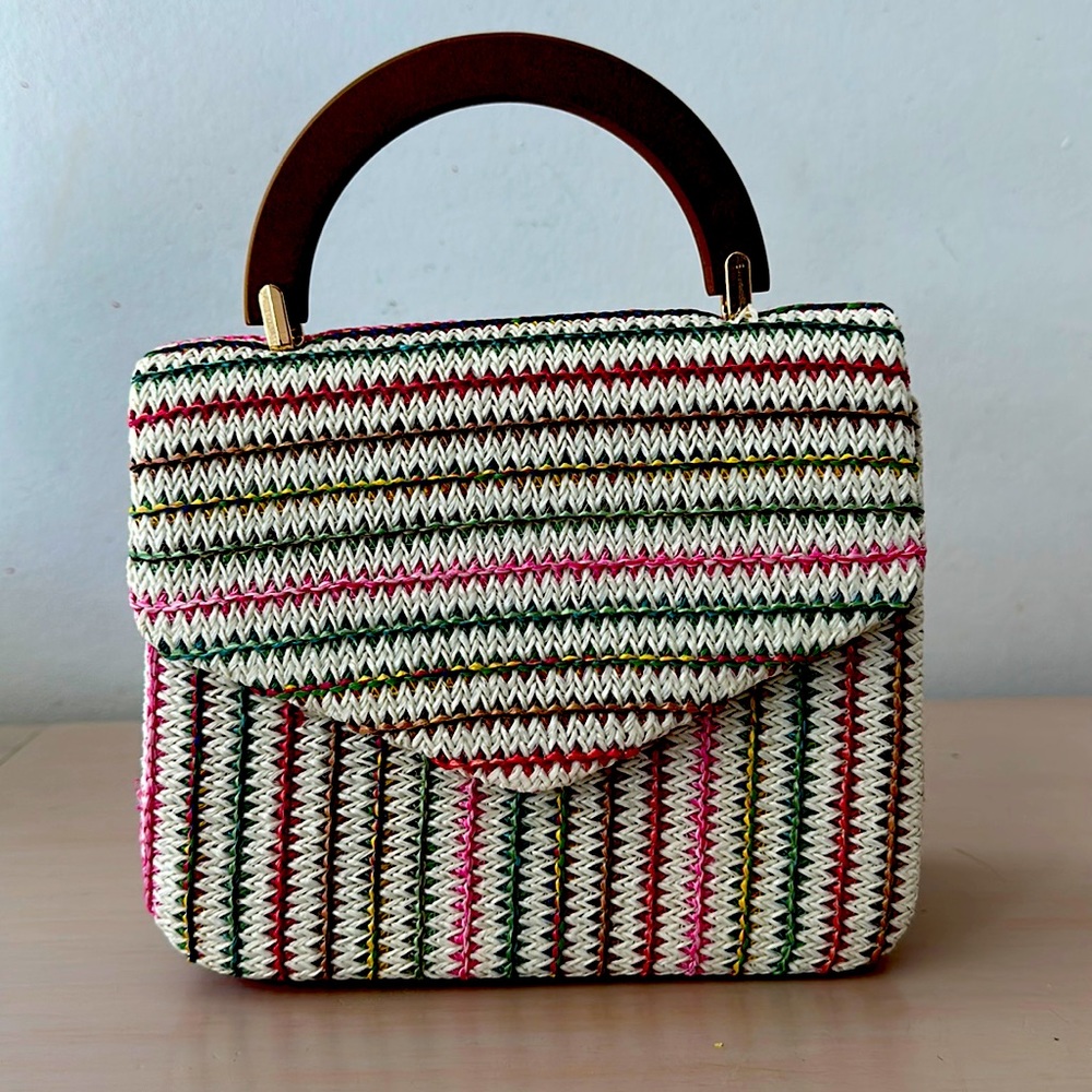 BRAND NEW THREADED HANDBAG WITH CHAIN. CAN BE WORN WITH OR WITHOUT CHAIN.